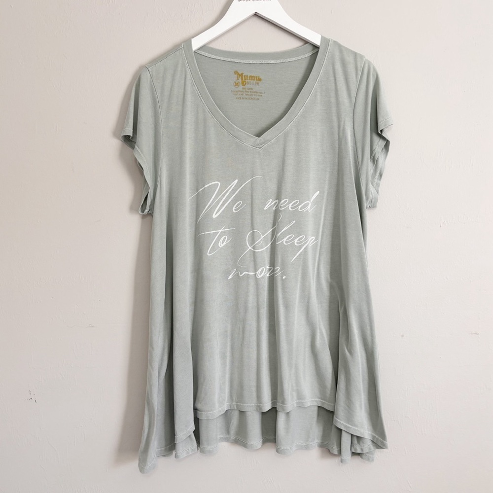 SHOW ME YOUR MUMU Women’s Green SHETLAND TEE We Need More Sleep Short Slv Sz M